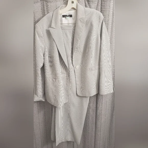 Women's Grey & WhiteStriped Blazer and Pant Suit. 16W. LeSuit. - Picture 1 of 4